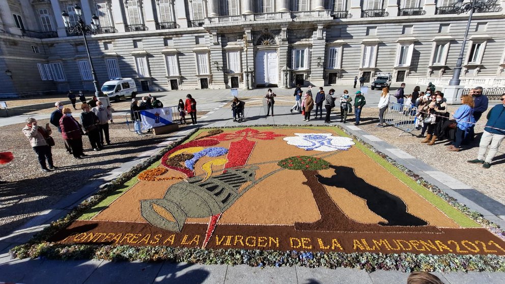 La alfombra del año anterior en la Almudena realizada por la Asociación de Alfombristas. .