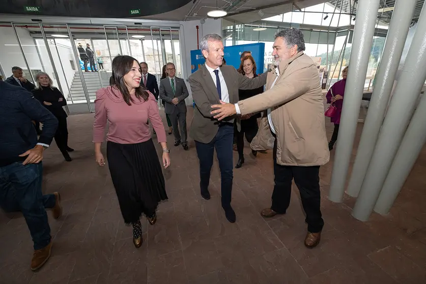 O presidente da Xunta, Alfonso Rueda, acompañado da conselleira de Promoción de Emprego e Igualdade, María Jesús Lorenzana, participa na celebración do Día da Economía Social Galega. Edificio Fontán (Santiago de Compostela) , 02/11/22.