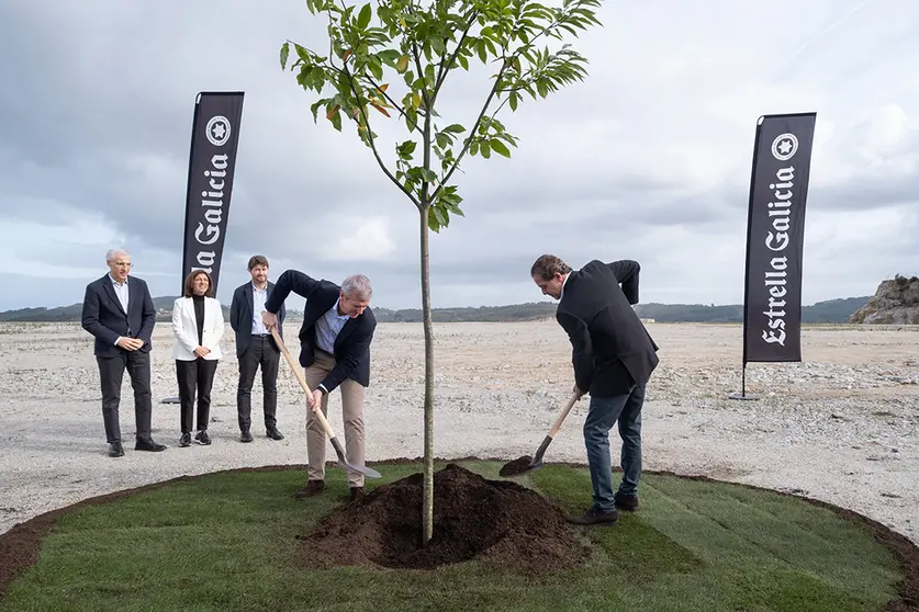 O presidente da Xunta, Alfonso Rueda, acompañado do vicepresidente primeiro e conselleiro de Economía, Industria e Innovación, Francisco Conde, e da conselleira de Medio Ambiente, Territorio e Vivenda, Ánxeles Vázquez, visita o proxecto da nova fábrica de Estrella Galicia. Polígono de Morás (Arteixo), 04/11/22.