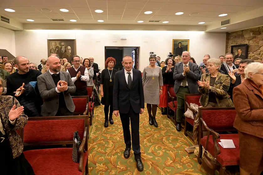 Gonzalo Navaza entra no salón de actos da RAG acompañado por Ana Romaní e Ana Boullón, as dúas académicas de máis recente nomeamento. Fonte: RAG