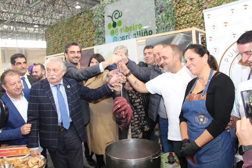 Autoridades en el estand del pulpo do Carballiño.