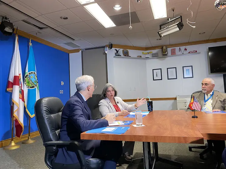 El vicepresidente primero y conselleiro de Economía, Industria e Innovación, Francisco Conde, se reunió esta tarde con la alcaldesa de Miami-Dade, Daniella Levine Cava.