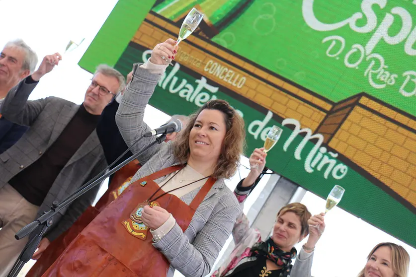A alcaldesa de Salvaterra, Marta Valcárcel, brinda na Festa dos Espumosos en 2019.