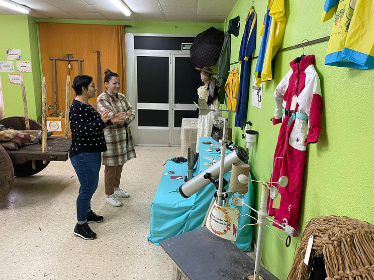 O pasado domingo, coincidindo coa Xornada de portas abertas que organiza a ANPA e o colexio, foi inaugurada a exposición anual dos obxectos aportados por toda a Comunidade Educativa. A alcaldesa, Marta Valcárcel, durate a súa visita á mostra.