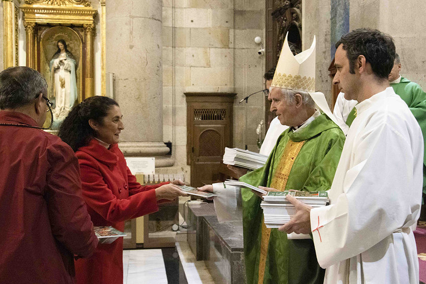 Al finalizar la eucaristía, el obispo entregó el nuevo Plan Pastoral 2022-2023 a los delegados diocesanos presentes en la eucaristía.