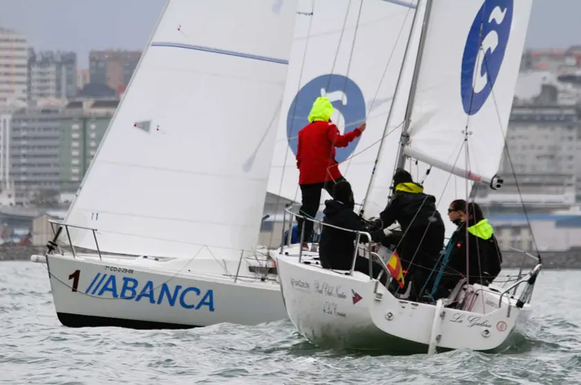 Equipos de Oporto y Vigo A en plena regata. PEDRO SEOANE.