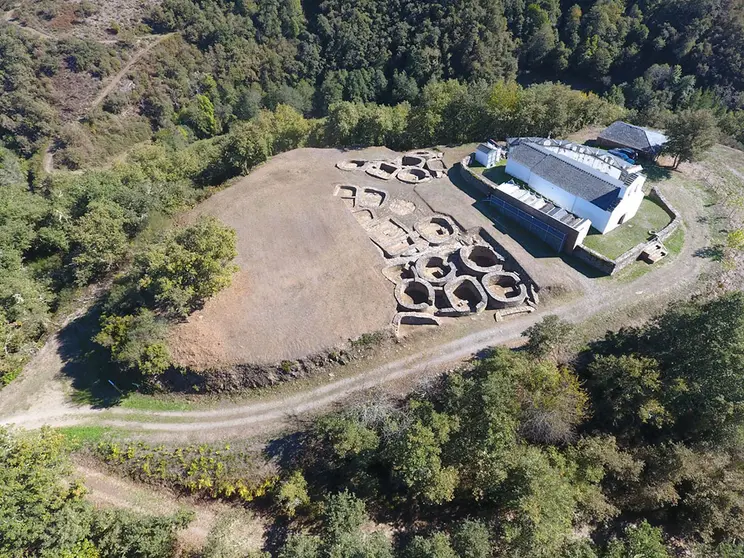 Los elementos detectados forman parte de una gran estructura en el lado sur y reflejan la envergadura de la obra de contención realizada para la construcción del castro.