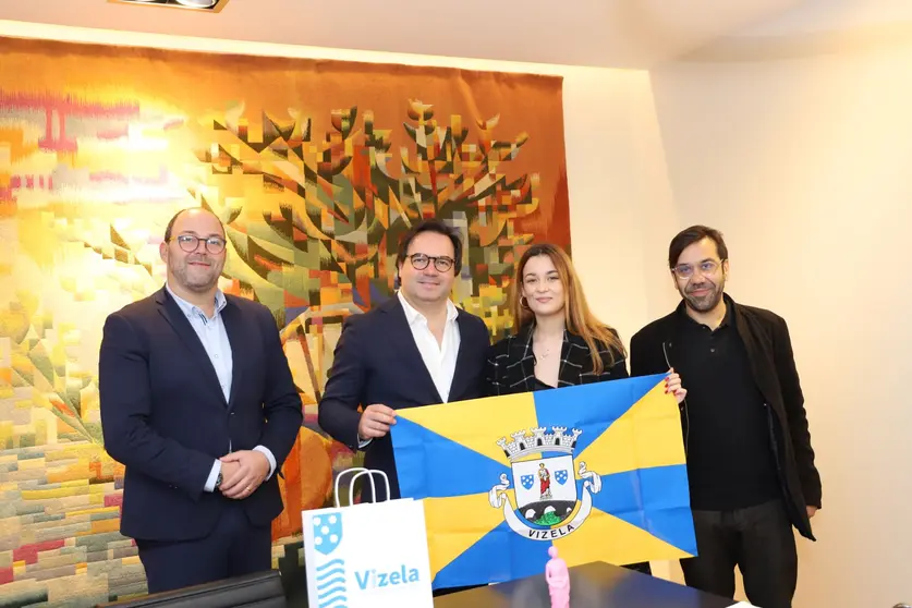 . A jovem foi recebida na Câmara Municipal pelo Presidente da Câmara, que lhe entregou uma bandeira do Município e uma Vizela Romana, símbolos da identidade do nosso Concelho.