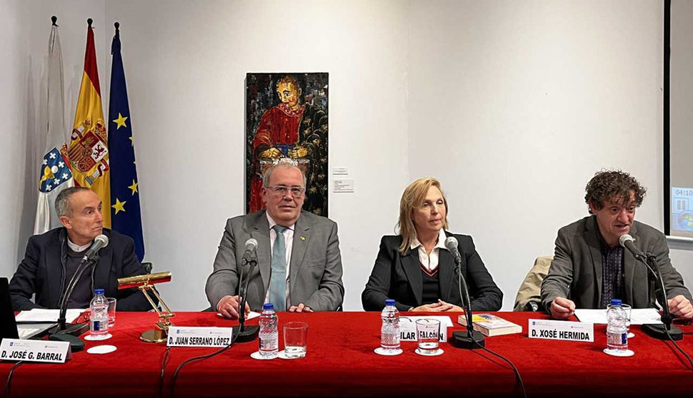 O autor estivo acompañado por Xosé Hermida, xornalista e escritor; e Pilar Falcón, Académica da Academia Xacobea e presidenta do Club de Xornalistas Galegos en Madrid.