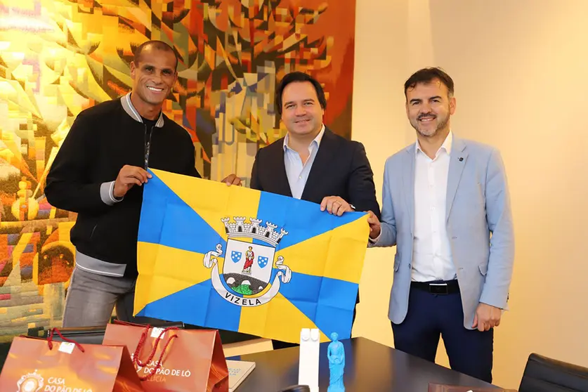 Presidente da Câmara recebeu antigo bola de ouro Rivaldo.