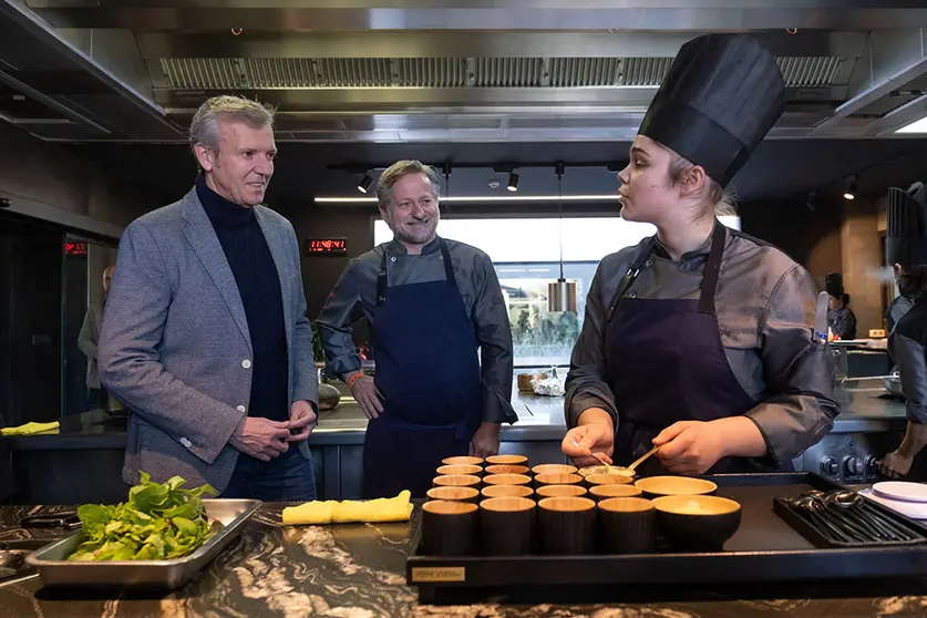 O presidente da Xunta visitou hoxe en Poio o restaurante Pepe Vieira, que acaba de conseguir a segunda estrela Michelin.
