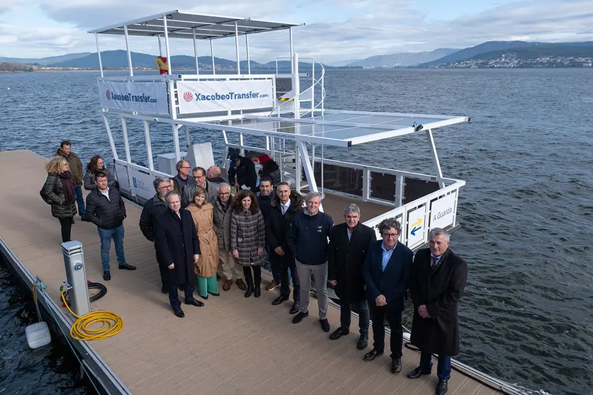 O titular do Goberno galego, Alfonso Rueda, coñece a nova embarcación que se incorpora ao servizo Xacobeo Transfer no Porto da Pasaxe (Camposancos, A Guarda) e asiste ao acto inaugural do Alda Hotels Santa Tegra. A Guarda, 05/12/22.