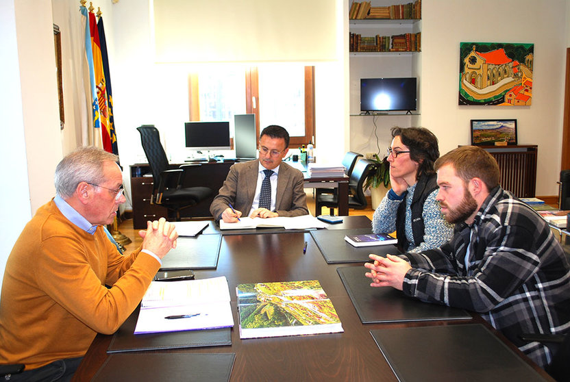El conselleiro de Medio Rural y el director general de Gandería, Agricultura e Industrias Agroalimentarias se reunieron con la Asociación de Criadores de Ovino y Caprino de Galicia.
