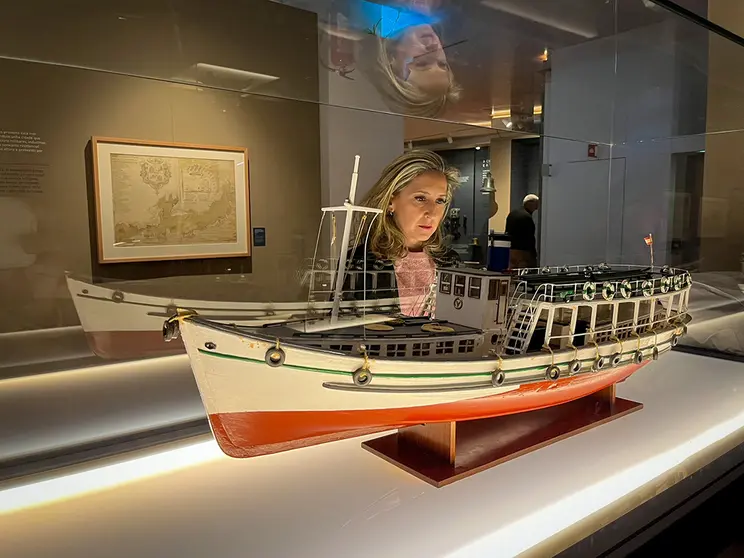 La exposición, una de las grandes citas culturales de este otoño e invierno en Ferrol, sumerge a los visitantes en un extraordinario viaje a través de la historia naval, obrera e ilustrada de esta ciudad.