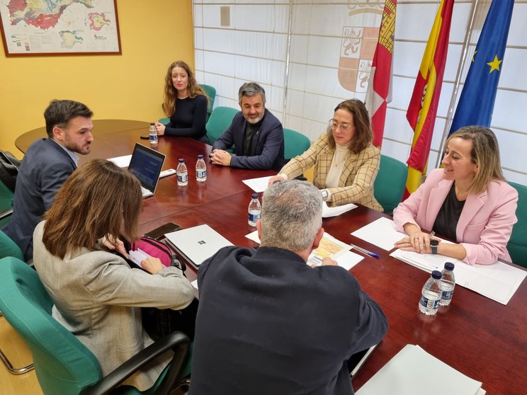 Los conselleiros de transportes de Galicia, Castilla y León y Asturias mantuvieron hoy en Ponferrada un nuevo encuentro para consensuar los objetivos y las líneas de actuación que deben guiar las inversiones en la modernización de la red ferroviaria del noroeste peninsular.