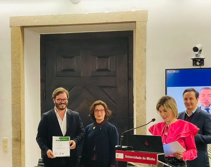 O Presidente da Câmara recebe o prémio.