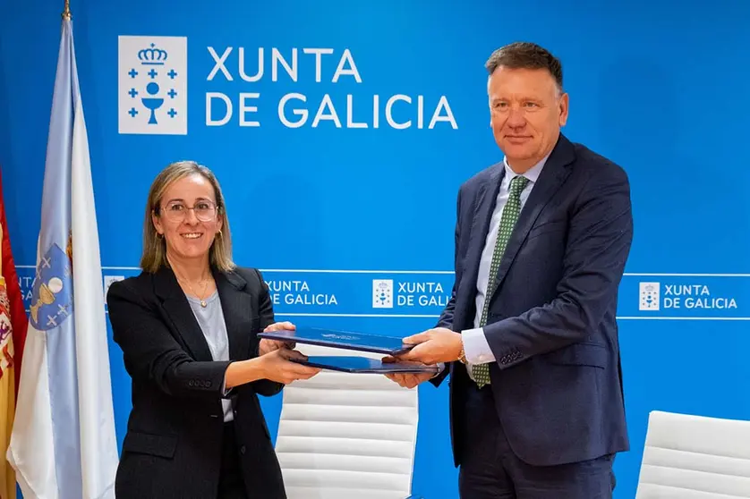 La conselleira de Infraestructuras y Movilidad, Ethel Vázquez, acompañada por el director de la Agencia Gallega de Infraestructuras, tras la firma del convenio entre la Xunta y Autoestradas de Galicia para congelar los peajes de las autonómicas A Coruña-Carballo (AG-55) y Val Carreteras Menores (AG-57) el próximo 1 de enero.