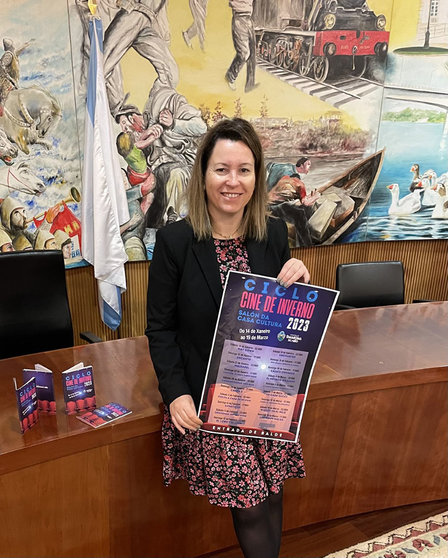 La alcaldesa de Salvaterra, Marta Valcárcel, mostra o cartel da programación.