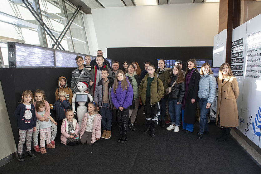 Familias ucrainas chegadas a galicia visitan a exposicion ‘Ai: more than human’ na sede de Afundacion na Coruña.