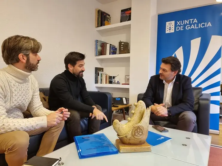 O secretario xeral da Emigración, Antonio Rodríguez Miranda, recibiu aos responsables do grupo Os Náufragos Teatro.