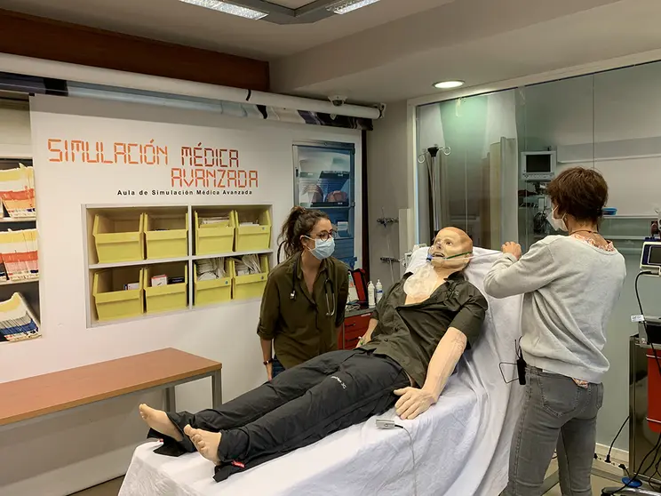 Nos centros do Sergas existe, neste momento, distinto equipamento e espazos dedicados á simulación médica, e realízanse distintas actividades formativas dentro da súa programación