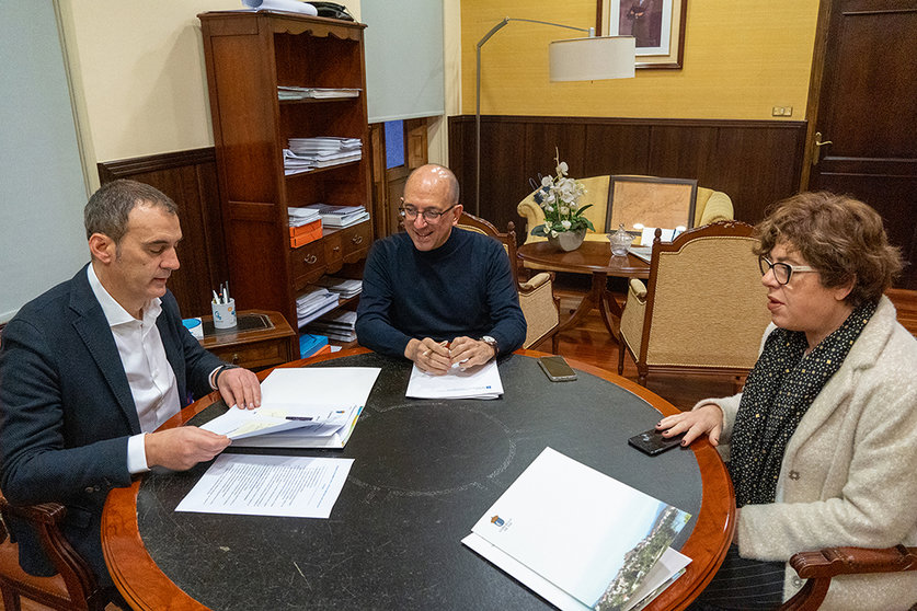 El director xeral de Cultura, Anxo M. Lorenzo, se reunió hoy con el alcalde de Tui, Enrique Cabaleiro.