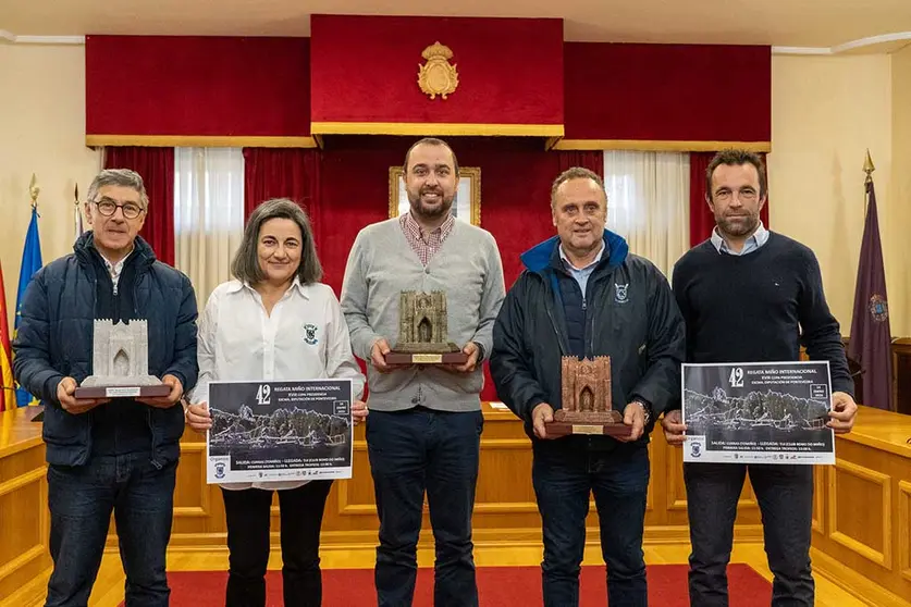 O concelleiro de Deportes, Rafael Estévez, o director técnico da Federación Galega de Remo, Juan Zunzunegui, o presidente do Club Remo do Miño, Manuel Ángel González, e o vicepresidente do club, Luís Moroño.
