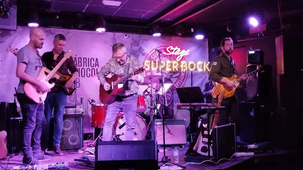 O músico, historiador e profesor marinense Xosé Manuel Durán, coñecido artisticamente como Seso Durán, presentou onte pola noite na Fábrica de Chocolate de Vigo o seu segundo álbum, Ascensión, editado no ano pasado.