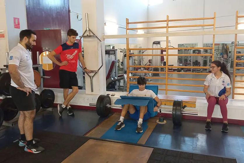 En un proyecto I+D en el que trabajan con los regatistas del programa de tecnificación. Definen el plan de entrenamientos y coordinan su ejecución.