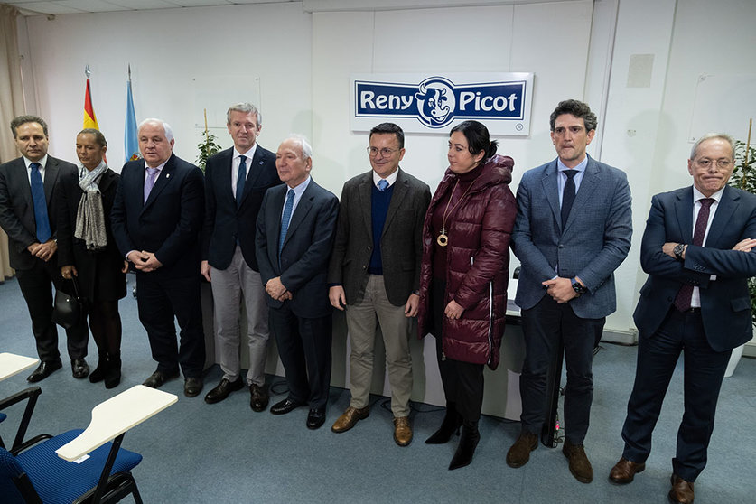 O titular do Goberno galego, Alfonso Rueda, acompañado polo conselleiro do Medio Rural, José González, visita as instalacións da firma láctea Reny Picot.