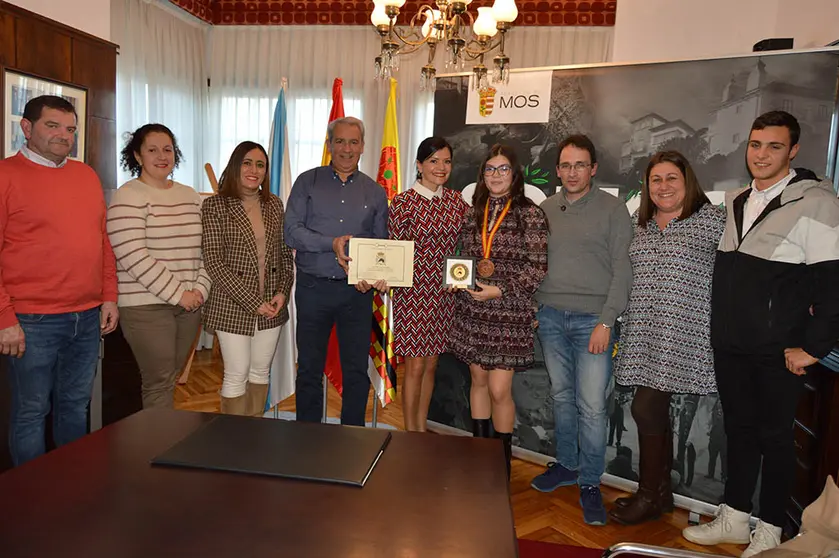 Yara tivo no Concello de Mos unha recepción na súa honra, na que estiveron presentes a alcaldesa mosense, Nidia Arévalo, o concelleiro de Deportes, José Areal, e demais membros da Corporación Municipal.