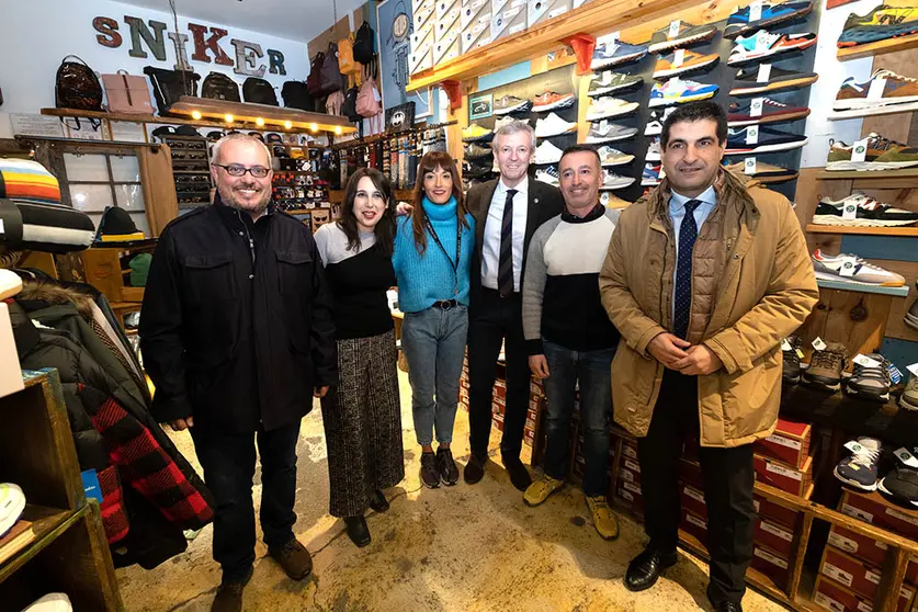 El presidente de la Xunta, Alfonso Rueda, acompañado de la conselleira de Promoción del Empleo e Igualdad, María Jesús Lorenzana, está realizando un recorrido por los establecimientos beneficiarios de ayudas para autónomos. Centro de Ourense.
