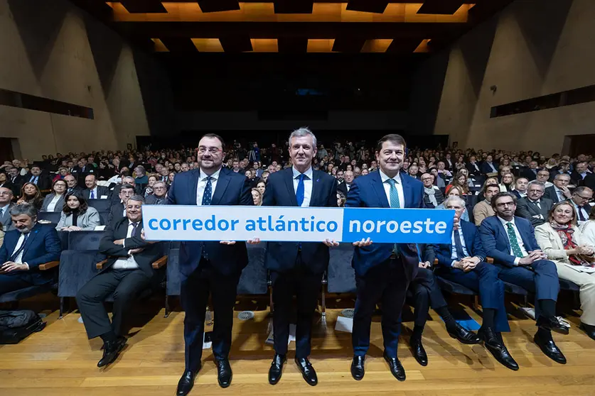 Los presidentes de la Xunta de Galicia, de la Junta de Castilla y León y del Principado de Asturias lideraron el encuentro Corredor Atlántico Noroeste, en el que participaron cerca de 1.000 personas del empresariado, de los puertos y de las plataformas logísticas de las tres comunidades, así como agentes políticos y sociales. ARCHIVO.