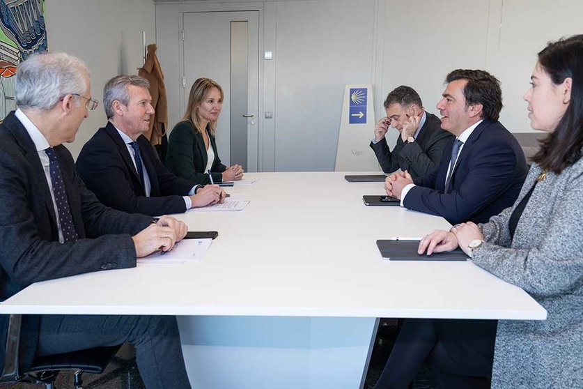 O presidente da Xunta, Alfonso Rueda, o vicepresidente primeiro, Francisco Conde, e a delegada da Xunta en Vigo, Marta Fernández Tapias, reciben a representantes de Siemens España, Agustín Escobar, el 31 de enero.