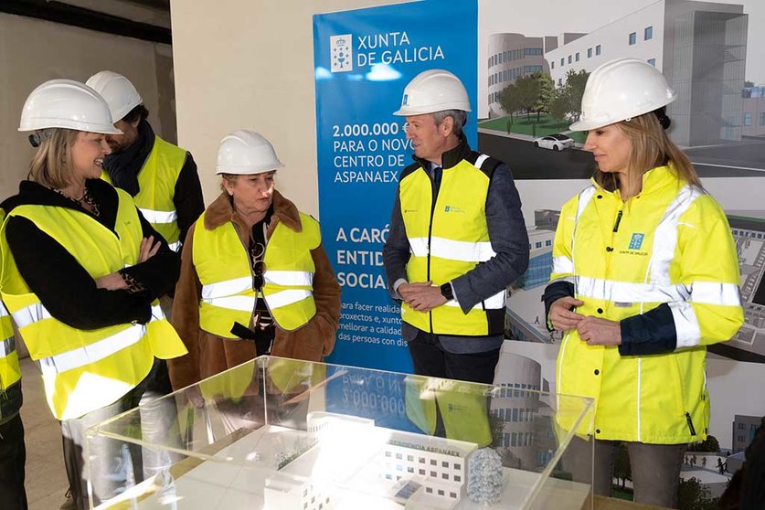 O presidente da Xunta, Alfonso Rueda, acompañado da conselleira de Política Social e Xuventude, Fabiola García, visita las últimas fases de las obras do nuevo centro residencial de Aspanaex en Vigo.