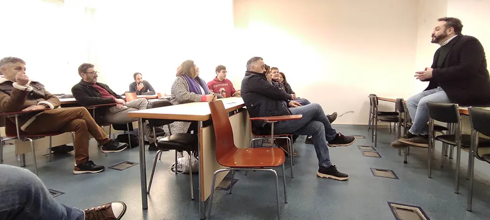 Hostaleiros da capital galega reuníronse esta tarde na sede da Asociación Hostelaría Compostela para abordar a problemática do novo servizo de recollida de lixo no Casco Histórico, posto en marcha polo Concello de Santiago.