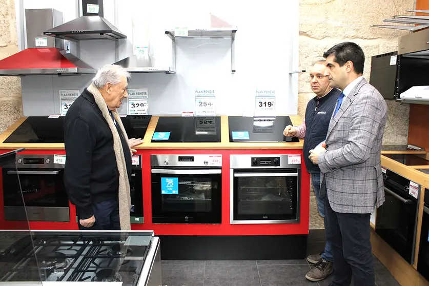 El delegado territorial en Ourense se acercó al establecimiento comercial Bermello de la ciudad de As Burgas.