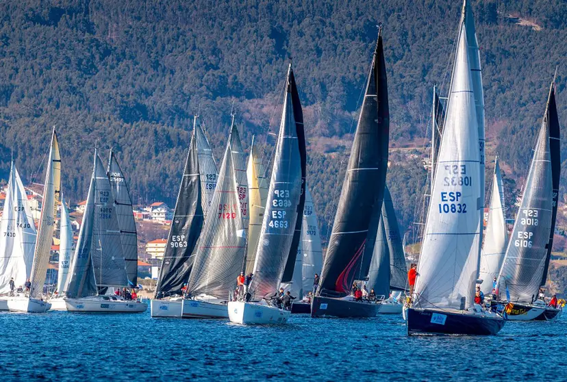 Imagen de la flota durante la salida de la etapa. © Clara Giraldo / Desmarque
