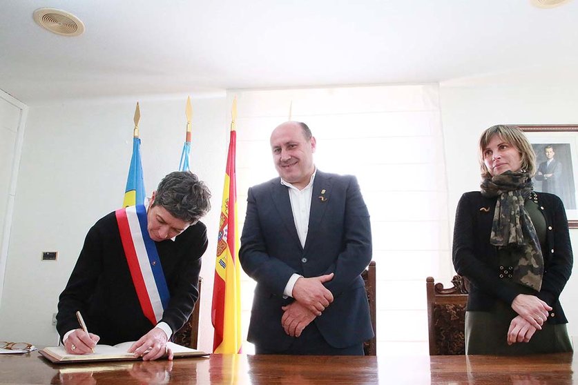 Horacio Gil y Nava Castro siguen la firma de Agnès Alfonso-Chariol, alcaldesa de Sainte Terre, en el libro de honor del Concello.