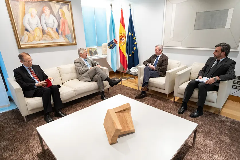 O presidente da Xunta, Alfonso Rueda, acompañado do vicepresidente segundo e conselleiro de Presidencia, Xustiza e Deportes, Diego Calvo, reunirase co embaixador de Portugal en España, João Mira-Gomes. Despacho do presidente da Xunta, Edificio Administrativo de San Caetano,