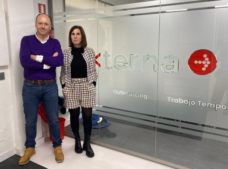 : Fernando Berdugo, director general de Externa, y Mónica Saiz, directora de Externa en Cantabria.