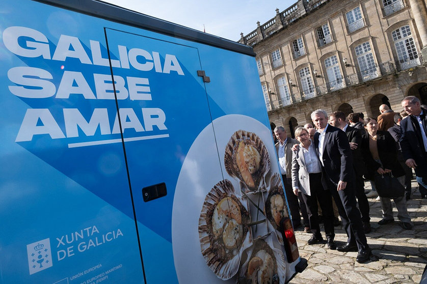 El presidente del Ejecutivo gallego asistió a la puesta de largo de las cuatro foodtrucks que recorrerán cerca de 6.400 kilómetros por territorio español.