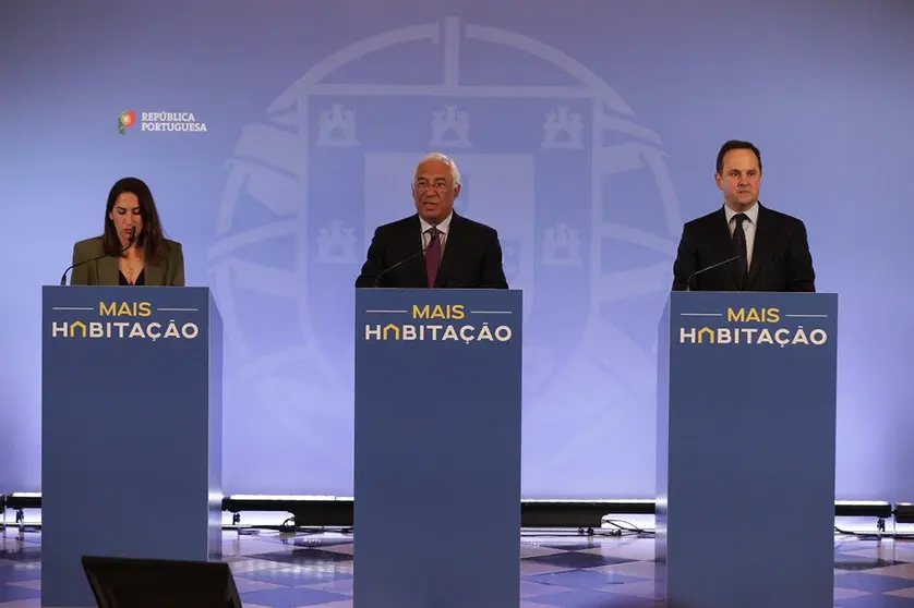 Primeiro-Ministro António Costa com os Ministro das Finanças, Fernando Medina, e da Habitação, Marina Gonçalves, na conferência de imprensa do Conselho de Ministros. Oeiras.