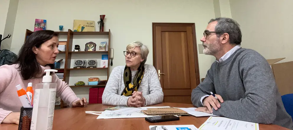 El director general de Comercio y Consumo, Manuel Heredia, mantuvo hoy una reunión con representantes del centro comercial abierto de O Porriño.