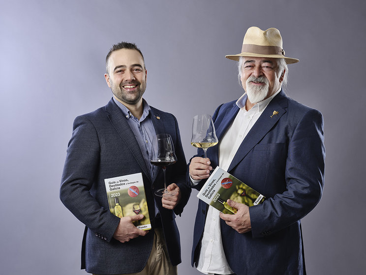 Alejandro y Luis Paadín con la guía de vinos y bodegas gallegas con la que han conquistado el mercado internacional.
