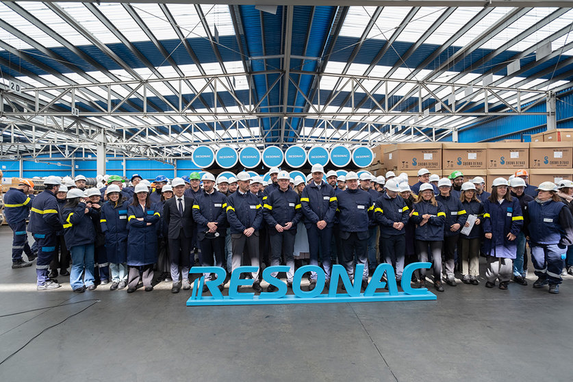 El presidente de la Xunta visitó las instalaciones de la firma electrointensiva en el polígono industrial de Agrela (A Coruña).