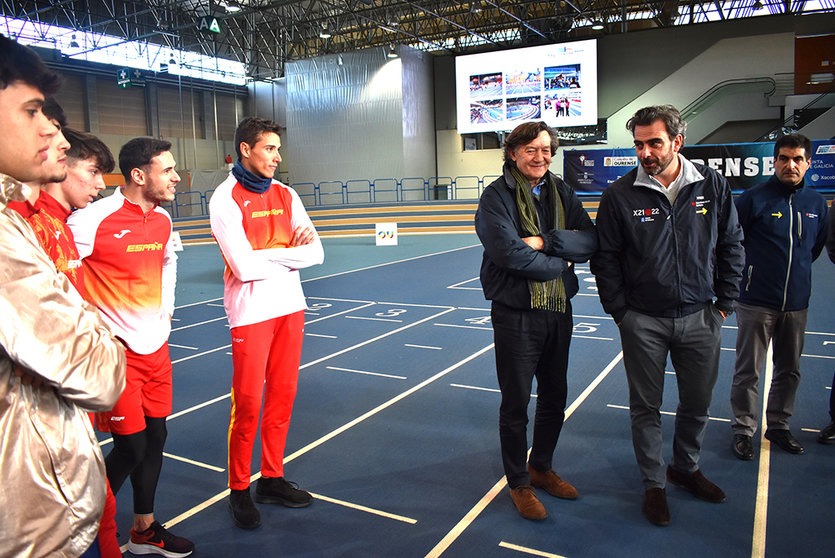 Diego Calvo visita a la selección española de relevos que prepara en Ourense el Europeo de Atletismo en Pista Cubierta.