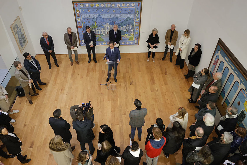El conselleiro de Cultura participa en la inauguración de la muestra A nosa arte. Colección do Parlamento de Galicia, organizada por la Cámara autonómica, la Xunta y Afundación.