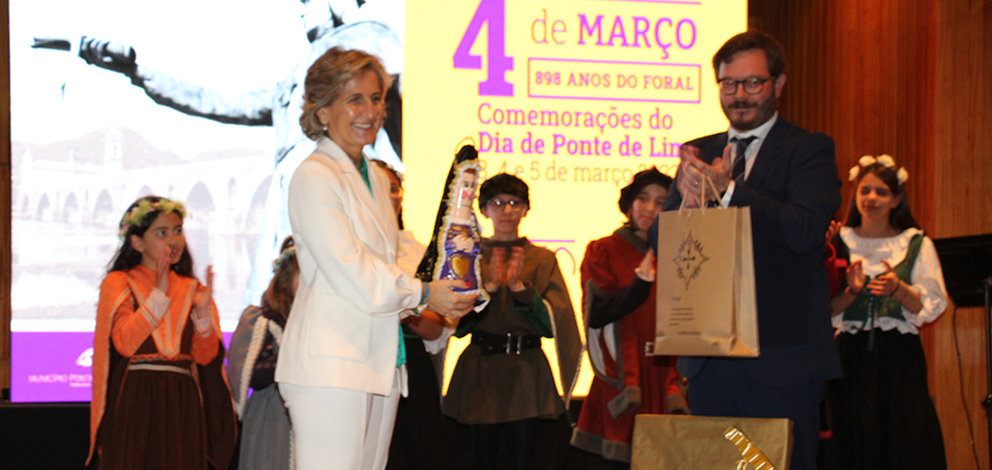 La Ministra da Coesão Territorial, Ana Abrunhosa, recibe como obsequio de manos del alcalde de Ponte de Lima, Vasco Ferrás, una figura artesana de la rainha D. Teresa.