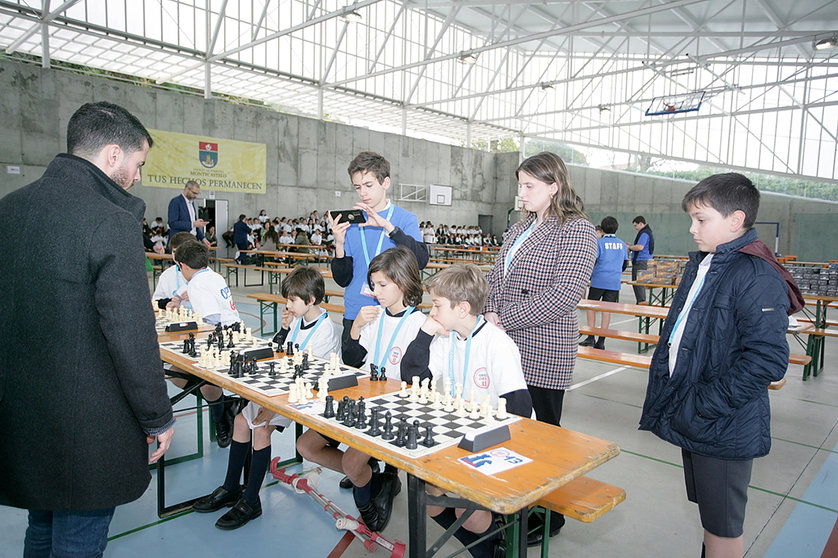Más de 200 estudiantes de centros educativos vigueses tomaron cita en el certamen ajedrecístico.